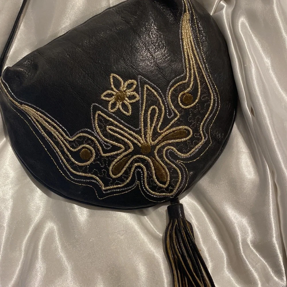 BRACCIALINI VINTAGE LEATHER CROSSOVER BAG WITH EMBEZZLEMENT
